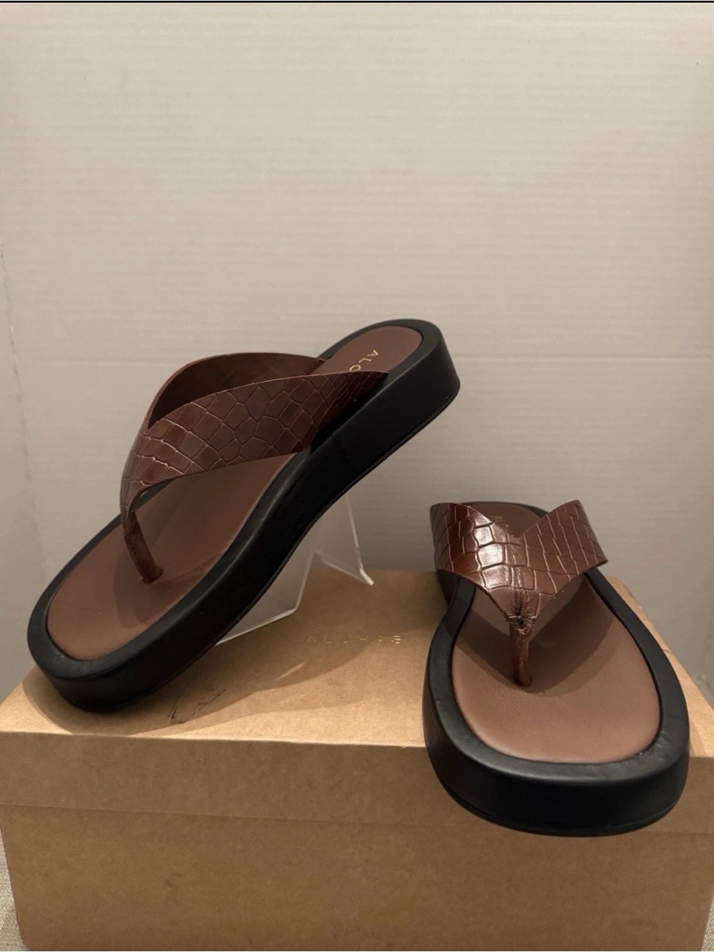 ALOHAS Brown Croc-Embossed Platform Thong Sandals